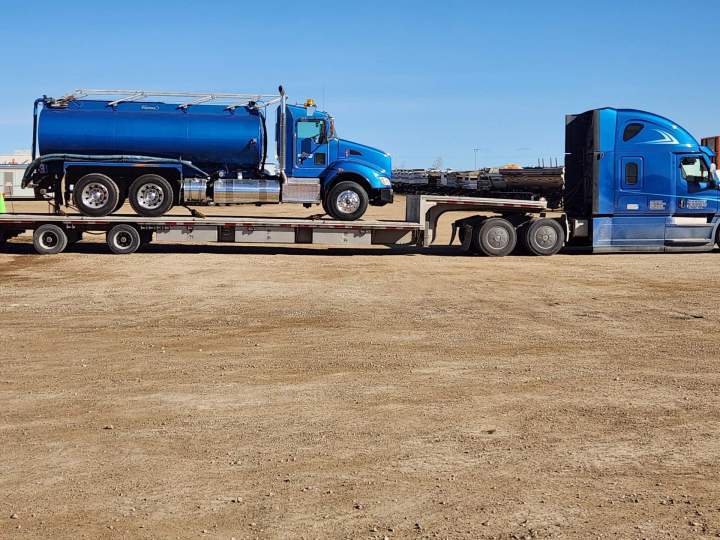 Step deck trailers offer the clearance needed for tall or oversized freight. Safe, compliant, and efficient transportation throughout Canada and the U.S.
