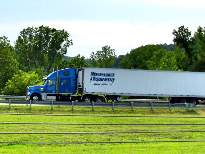 Roll‑tite trailers combine the accessibility of a flatbed with the protection of a dry van, shielding freight from weather and road debris.