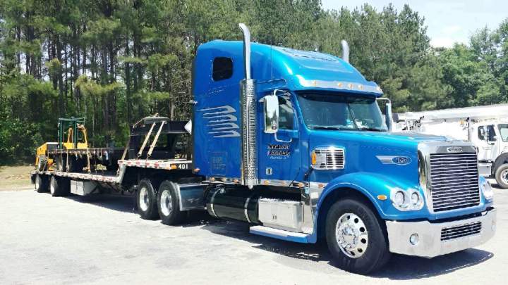 Flatbeds equipped with Moffett forklifts offer unmatched flexibility for sites without loading equipment. Ideal for construction materials and bulky freight.